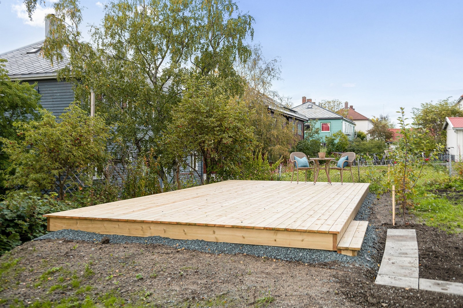 Felles markterrasse for sameiet med gode solforhold etablert på baksiden av bygget. Galleribilde