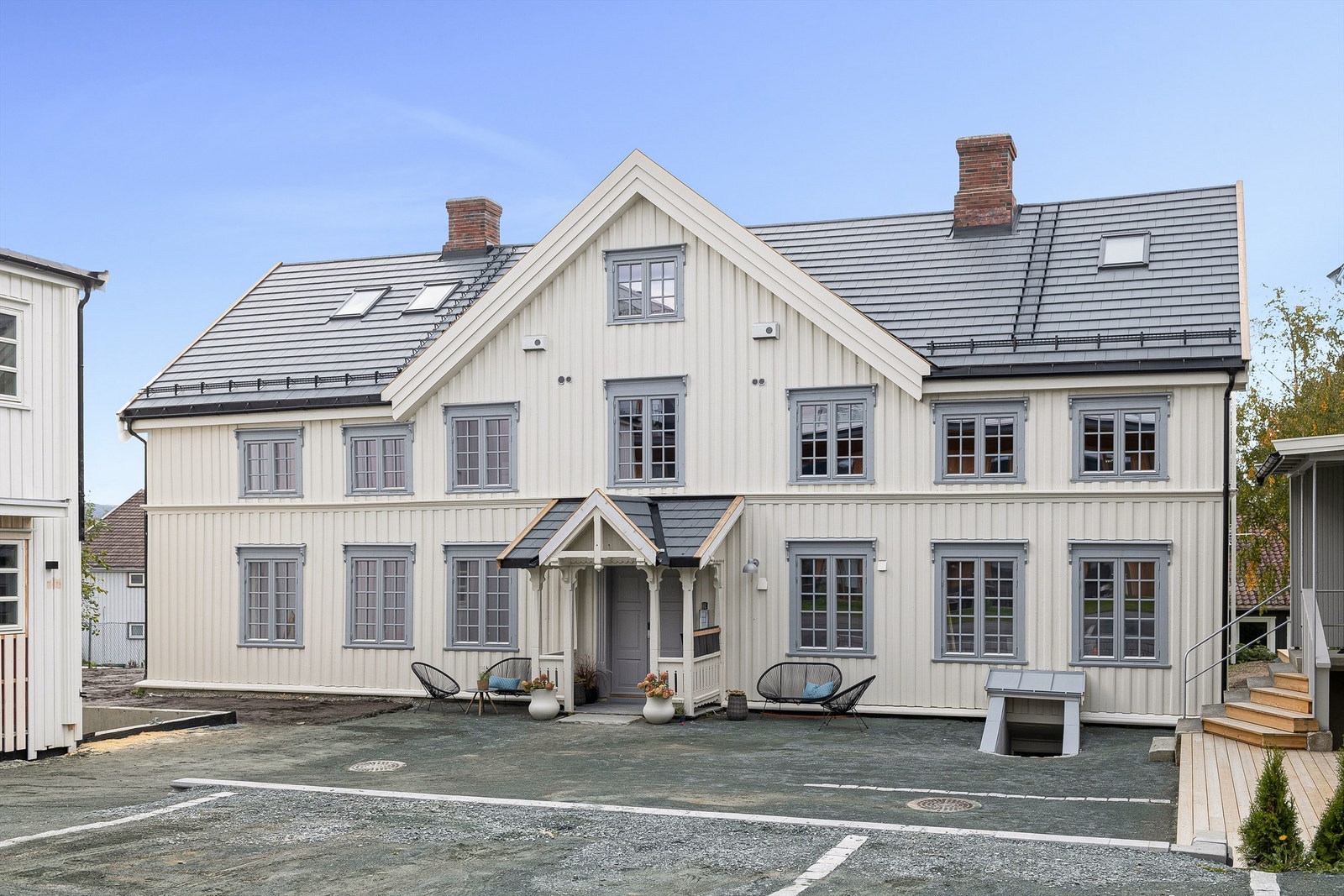 Gårdsplassen er opparbeidet med én oppstillingsplass per leilighet. Galleribilde