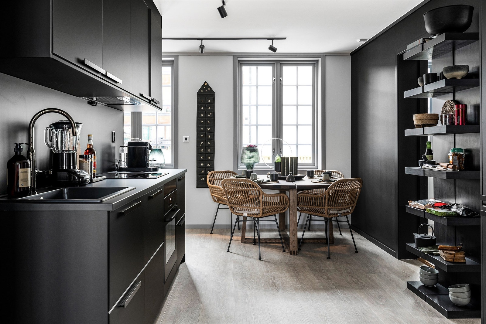 På kjøkkenet får du god plass til spisemøbler. Galleribilde