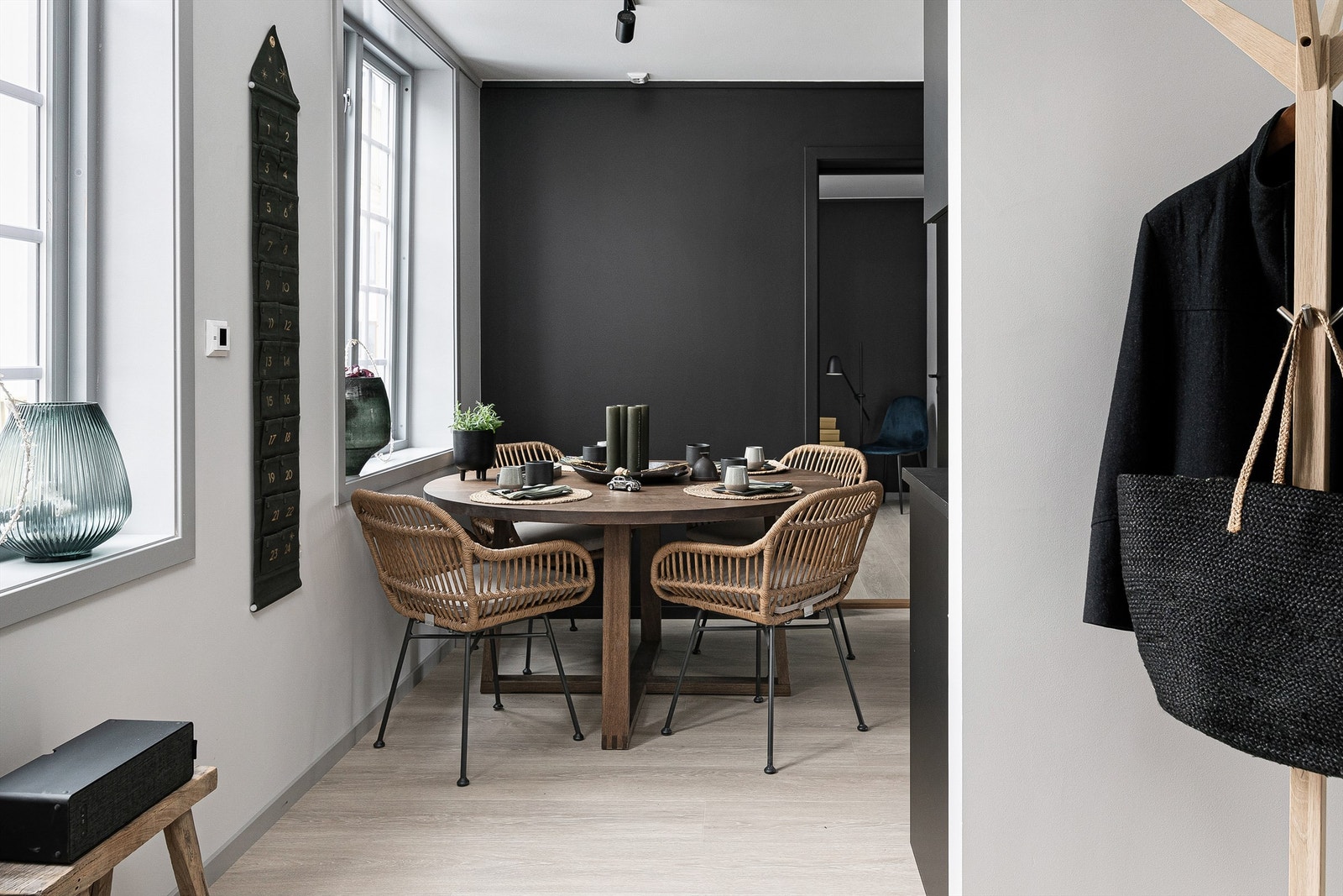 Fra gangen kommer du inn i kjøkkendelen på ca. 13 kvm. med god plass til spisemøbler. Galleribilde