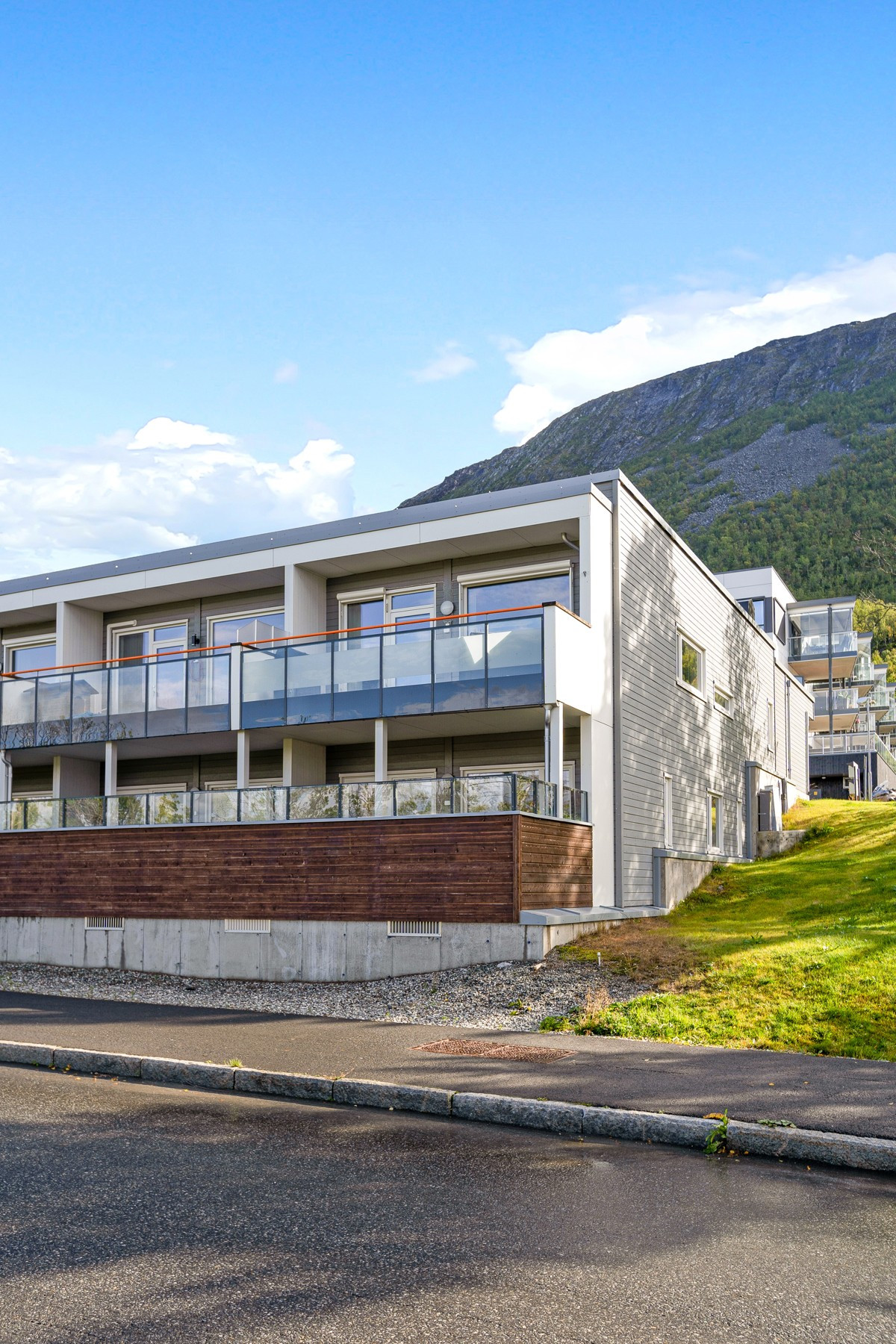Fasade mot vest. Boligen er endeboligen i rekken