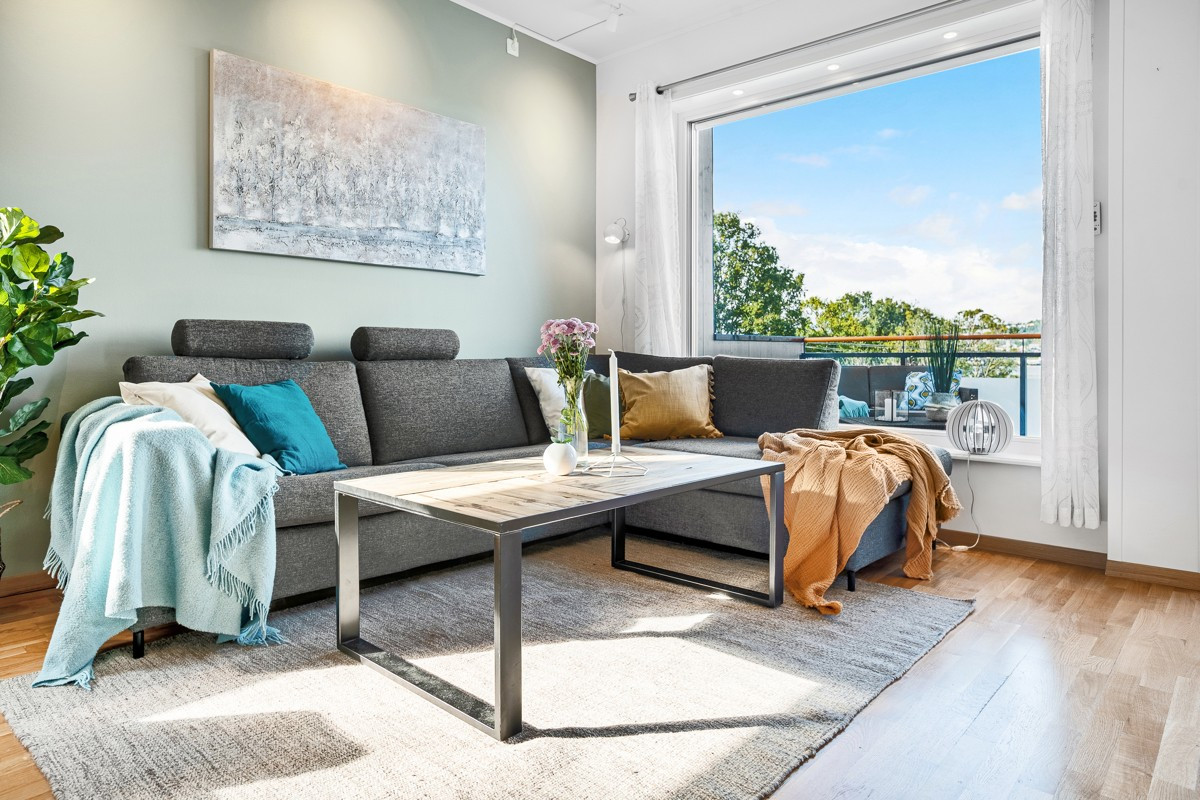 Moderne og romslig rekkehus med terrasse, balkong og badstu