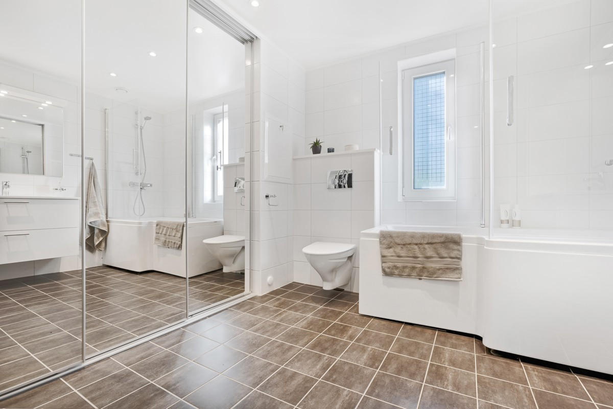 Stor skyvedørsgarderobe med speil