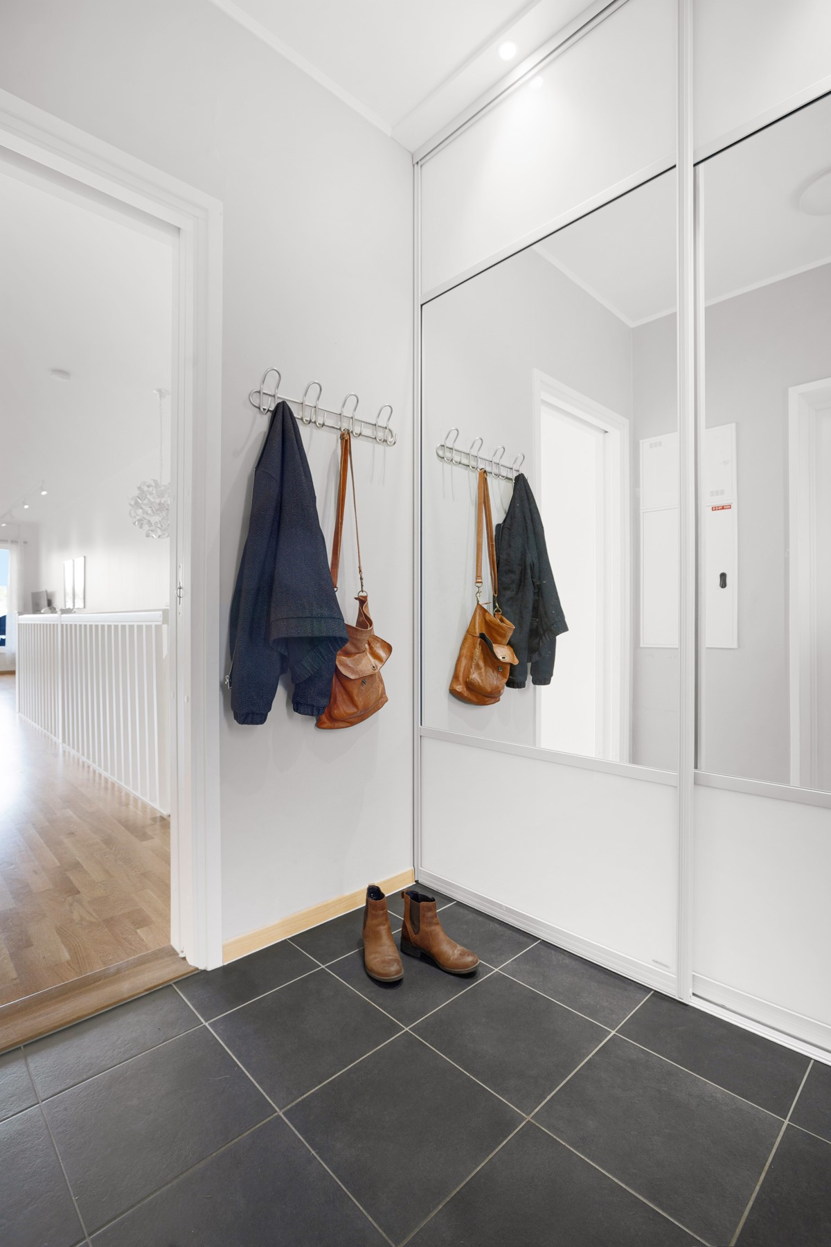 Flislagt entre med skyvedørsgarderobe