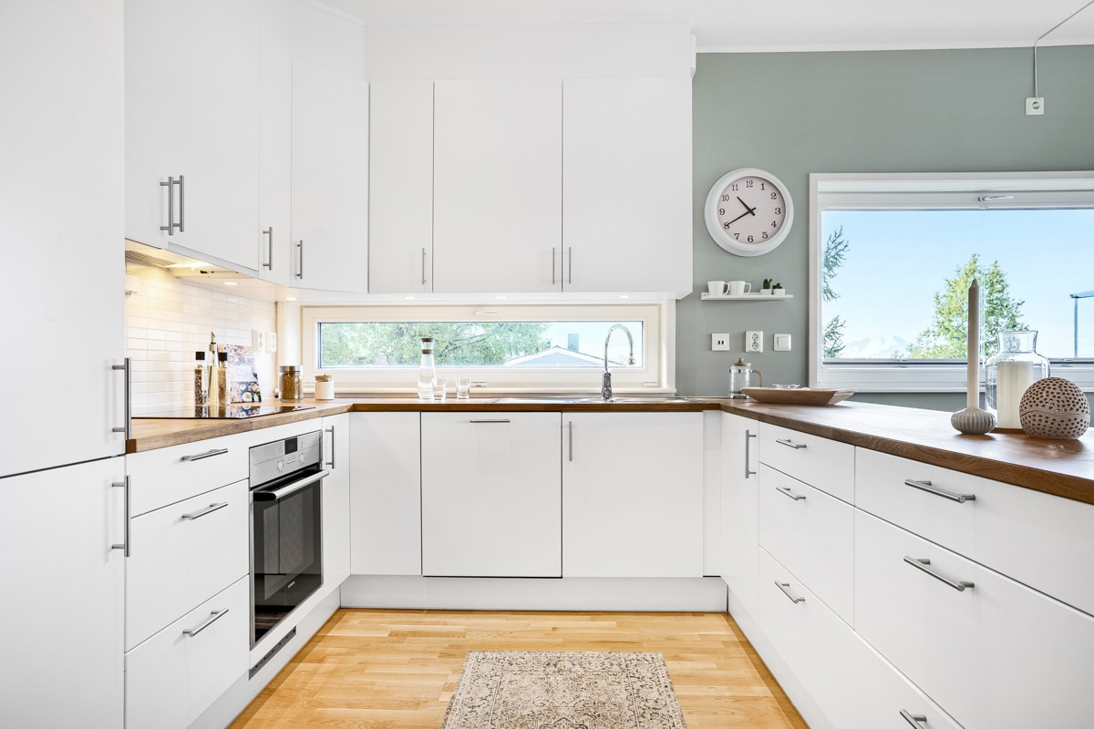 At boligen ligger på enden av rekken er godt utnyttet med vinduer langs hele sørsiden