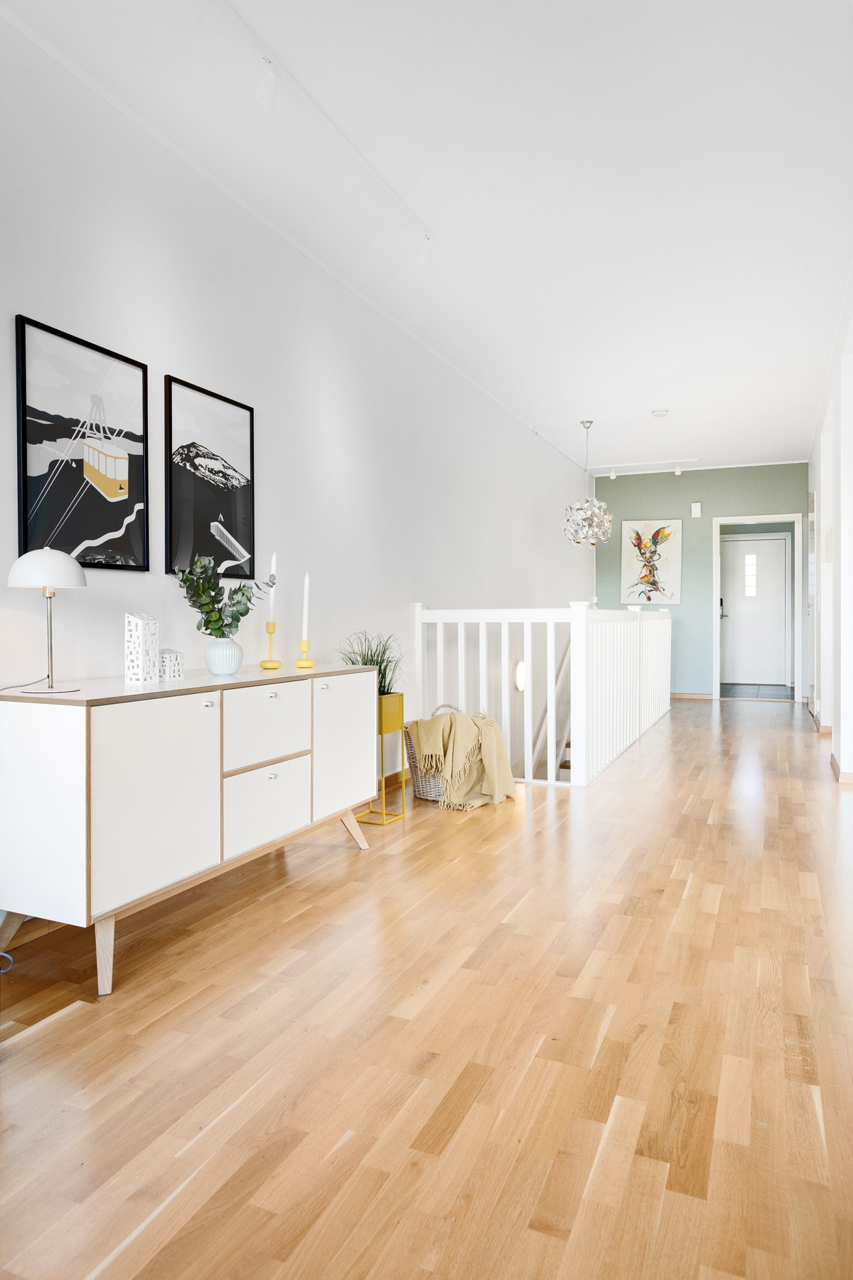 Fra gang i første etasje går trappen ned til underetasje med 3 soverom, bad og badstu