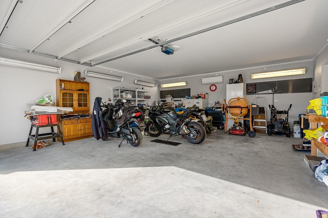 Godt belyst dobbelgarasje med eget sikringsskap Galleribilde