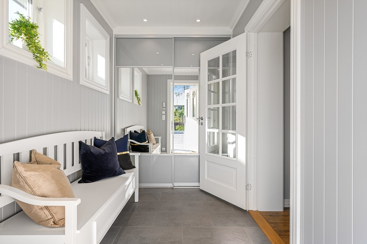 Velkommen inn til en romslig entré med skyvedørsgarderobe. Galleribilde