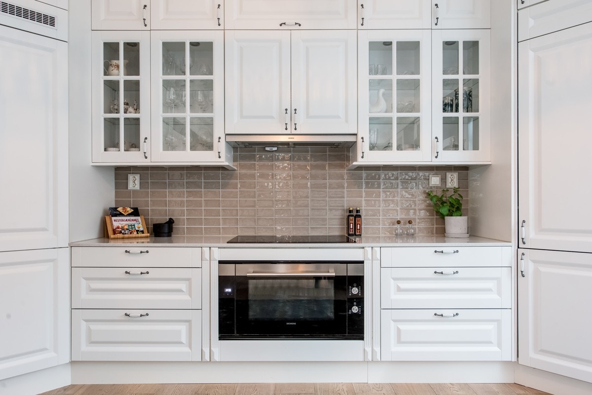 Kjøkken med Integrert koketopp, komfyr, mikro og oppvaskmaskin. Stort hjørnekjøleskap Galleribilde