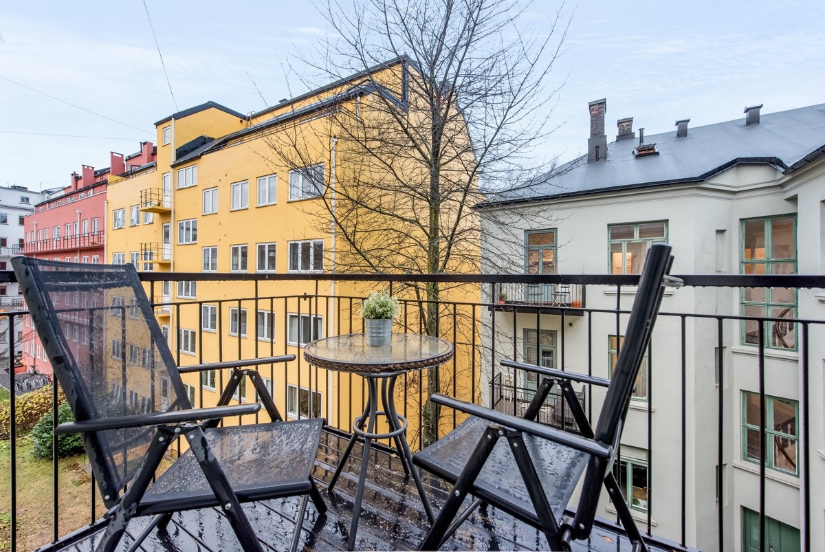 Leiligheten har to balkonger, en men utgang fra stue og en fra soverom Galleribilde