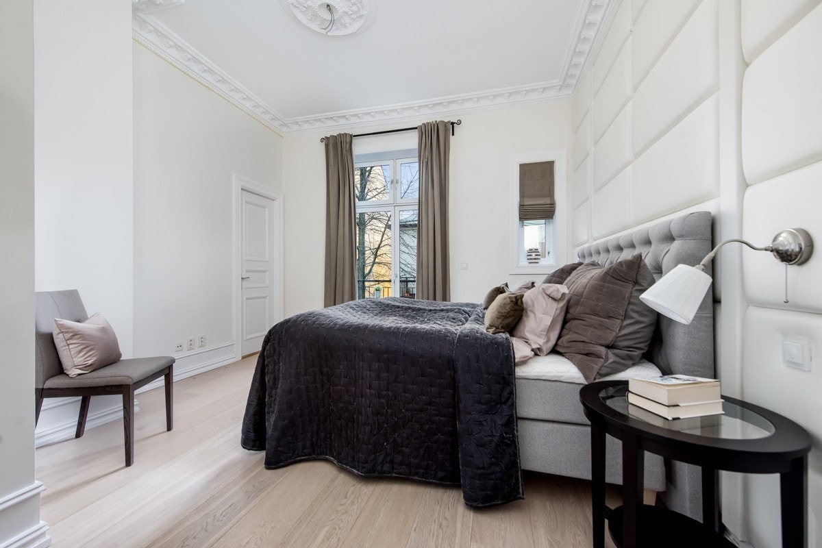 Hovedsoverom med egen balkong og walk in closet Galleribilde