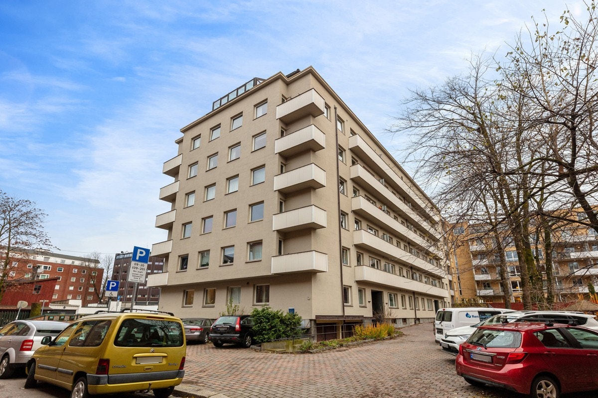 Privatmegleren Lillestrøm har gleden av å presentere denne arealeffektive byleiligheten sentralt på Majorstuen. Leiligheten har gangavstand til det alt av fasiliteter som en kunne ønske seg Galleribilde