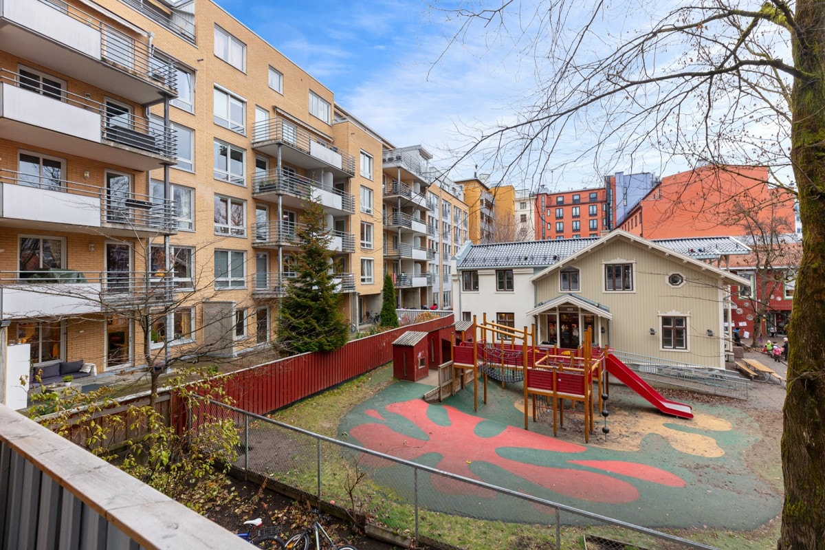 Brannbalkong vendende mot indre gård med opparbeidede fellesarealer. Galleribilde