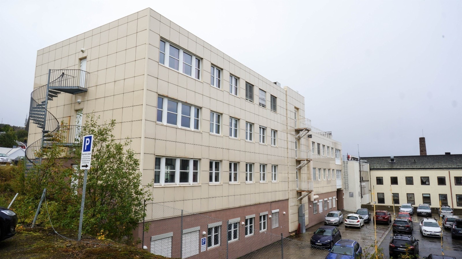 Fasade - Asbjørn Selsbanes gate 3. Fra bakgårdssiden. Viser parkeringsplasser i front. Galleribilde