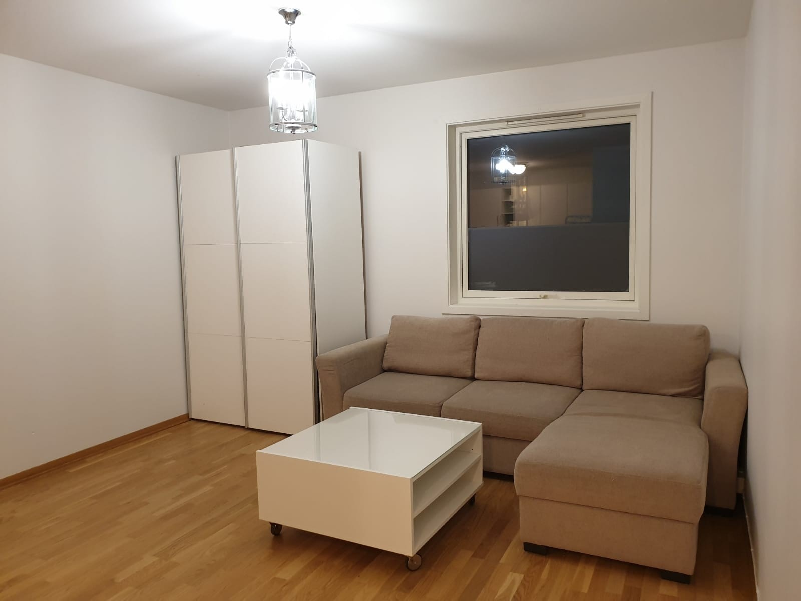 Sofaen på bildet medfølger ikke, og skapet står nå i yttergang. Galleribilde