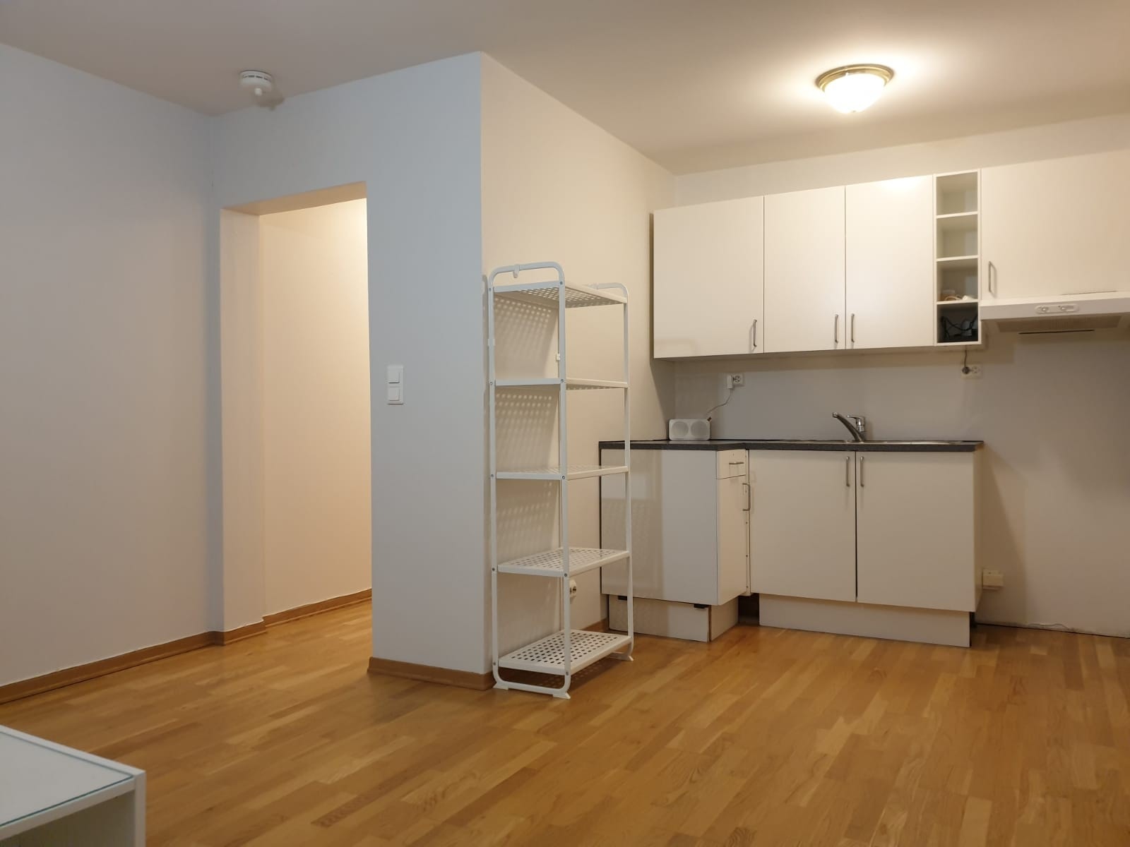 Det er satt inn kjøleskap og komfyr på kjøkkenet Galleribilde