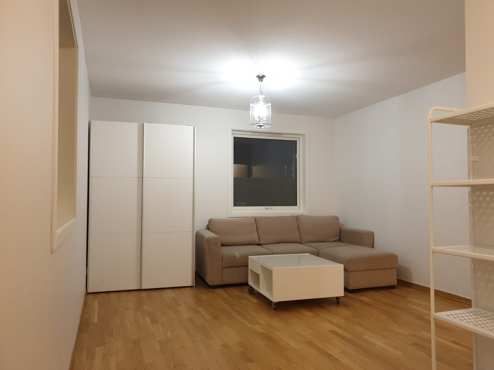 Sofaen og bordet på bildet medfølger ikke, og skapet står nå i yttergang. Galleribilde