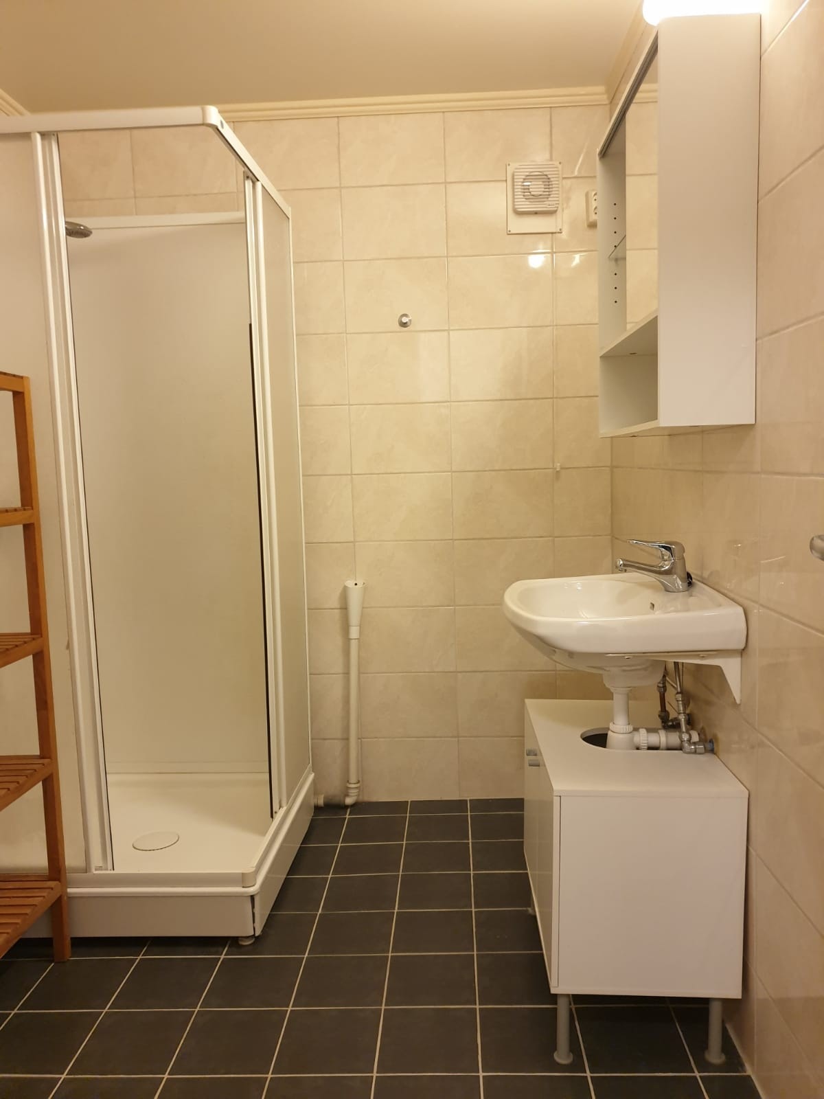 Det er en vaskemaskin på badet nå. Galleribilde