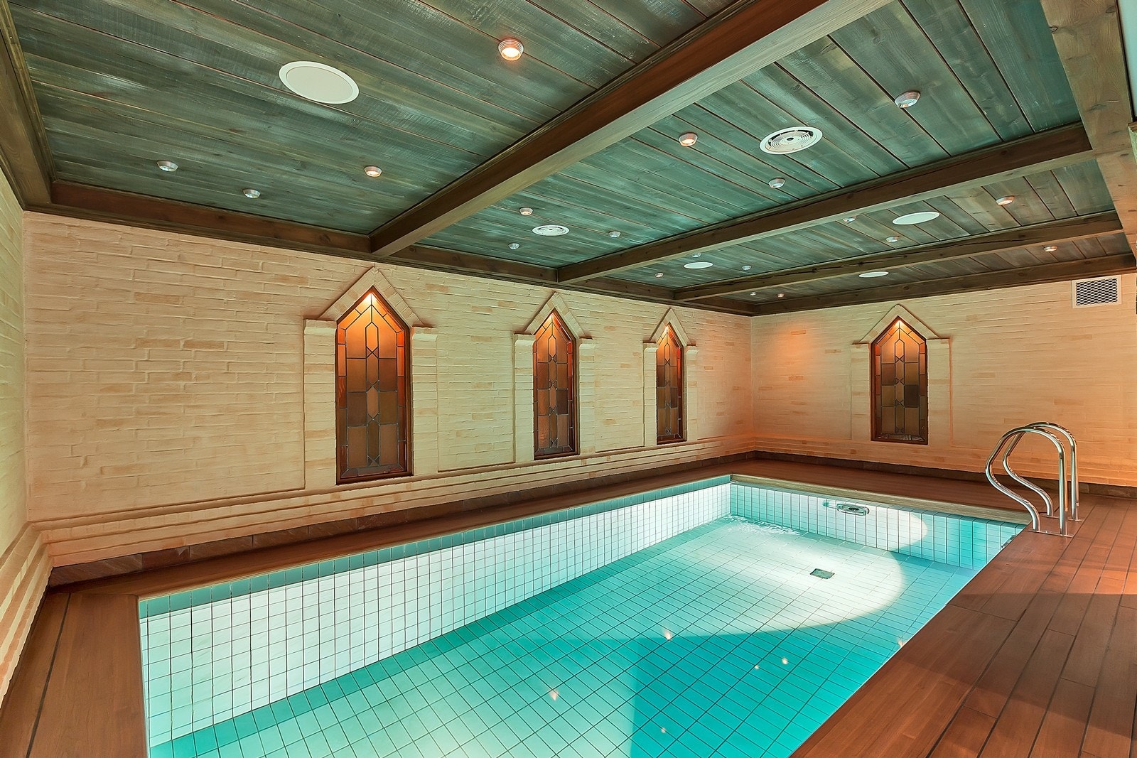 Stort svømmebasseng i underetasjen med motstrømsaggregat Galleribilde