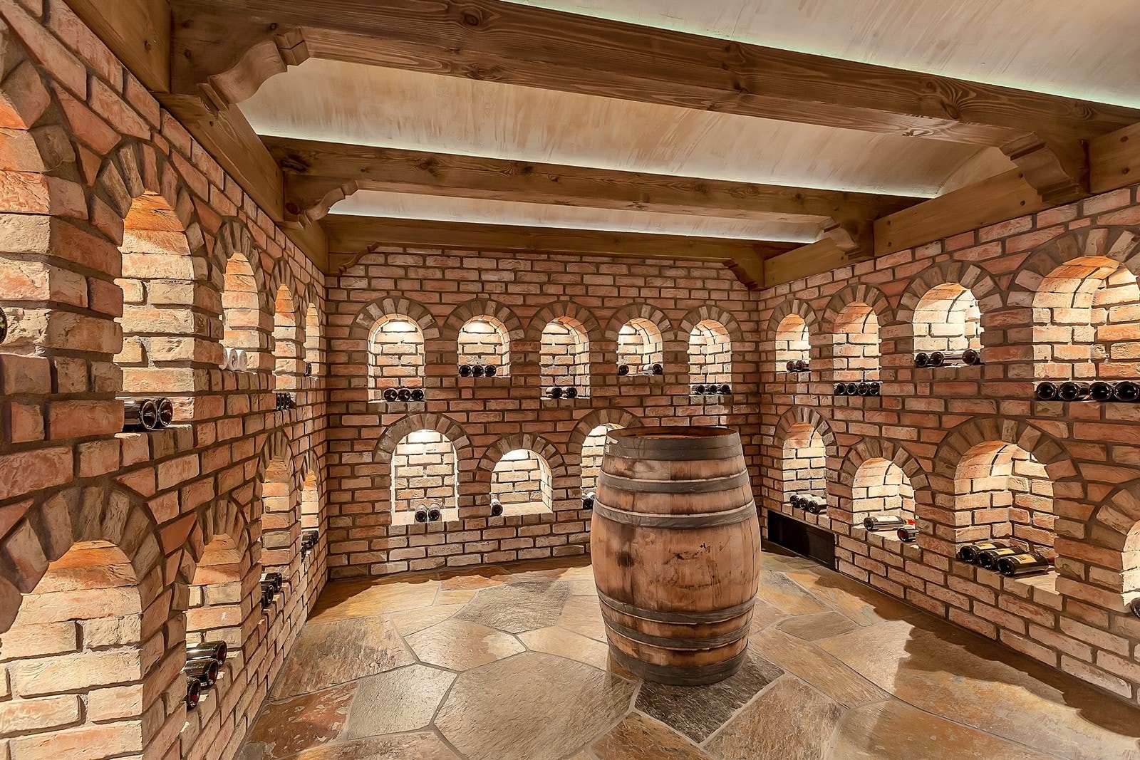 Spesialdesignet vinkjeller med temperatur og fuktstyring Galleribilde