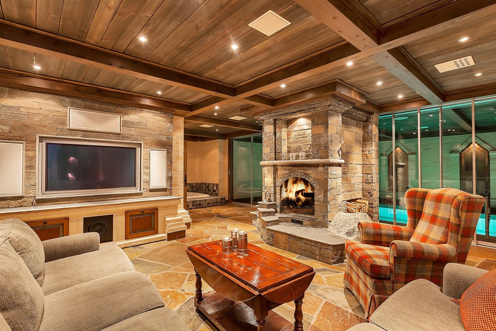 Ildsted, downlights, integrert lydanlegg m.m. Galleribilde