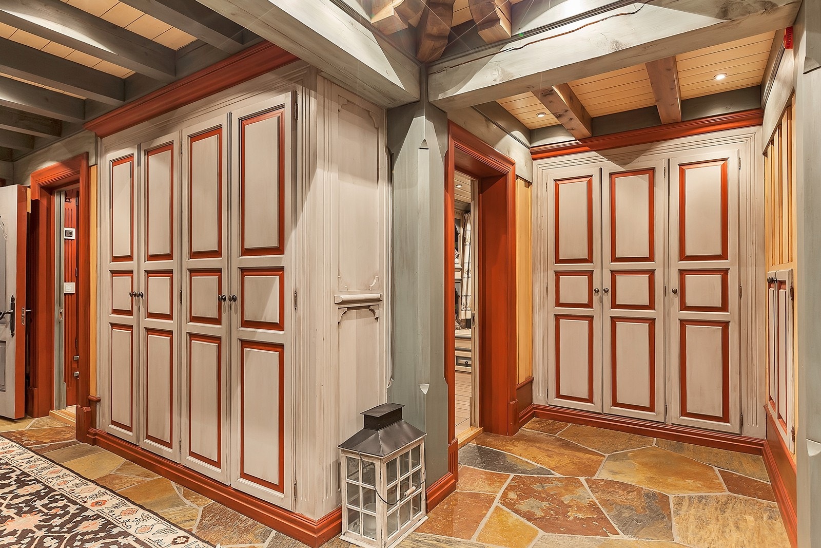 Fine garderobeskap i hallen. Varmeelement i 1 av skapene for skitøy og støvler Galleribilde