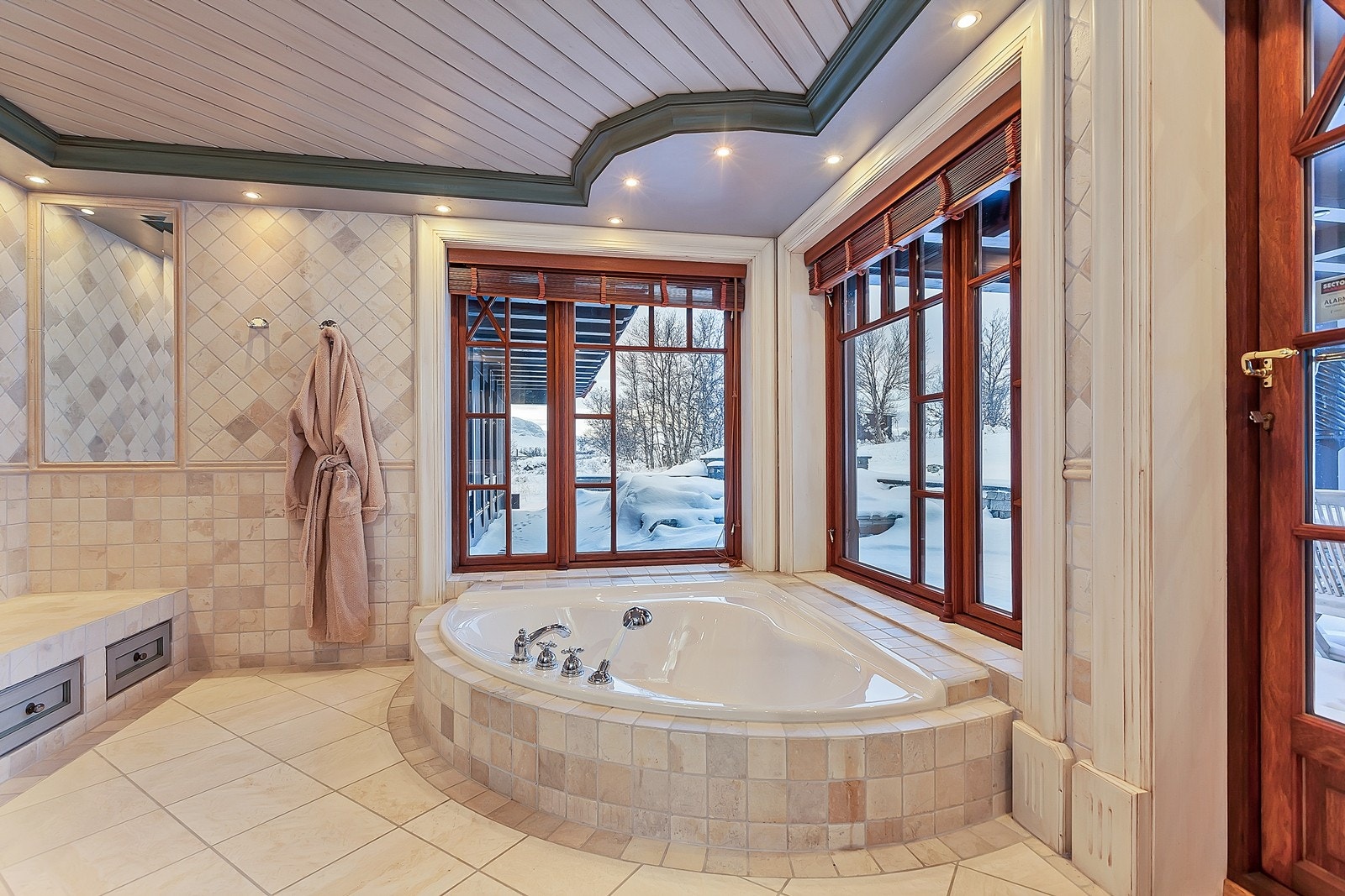 Praktfull utsikt fra store vindusflater. Utgang til skiferlagt terrasse med vannbåren varme, grill og jacuzzii Galleribilde