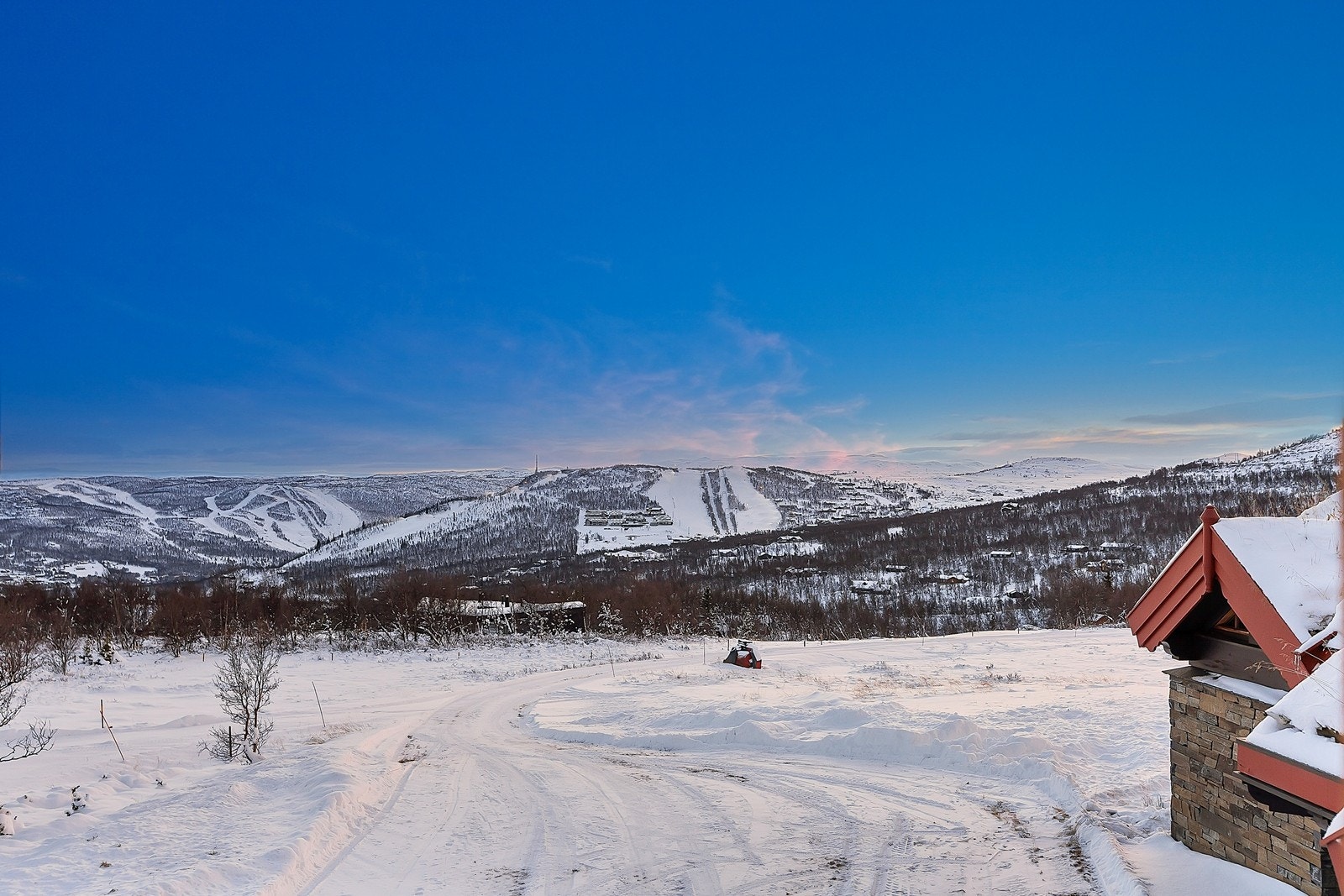 Utsikt mot alpinanlegget som lyser opp om natten Galleribilde