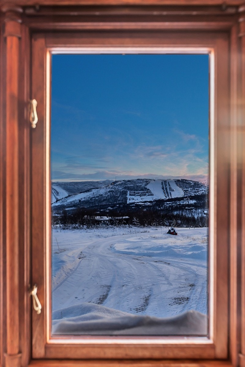 Utsikt mot alpintanlegget som lyser opp om natten Galleribilde