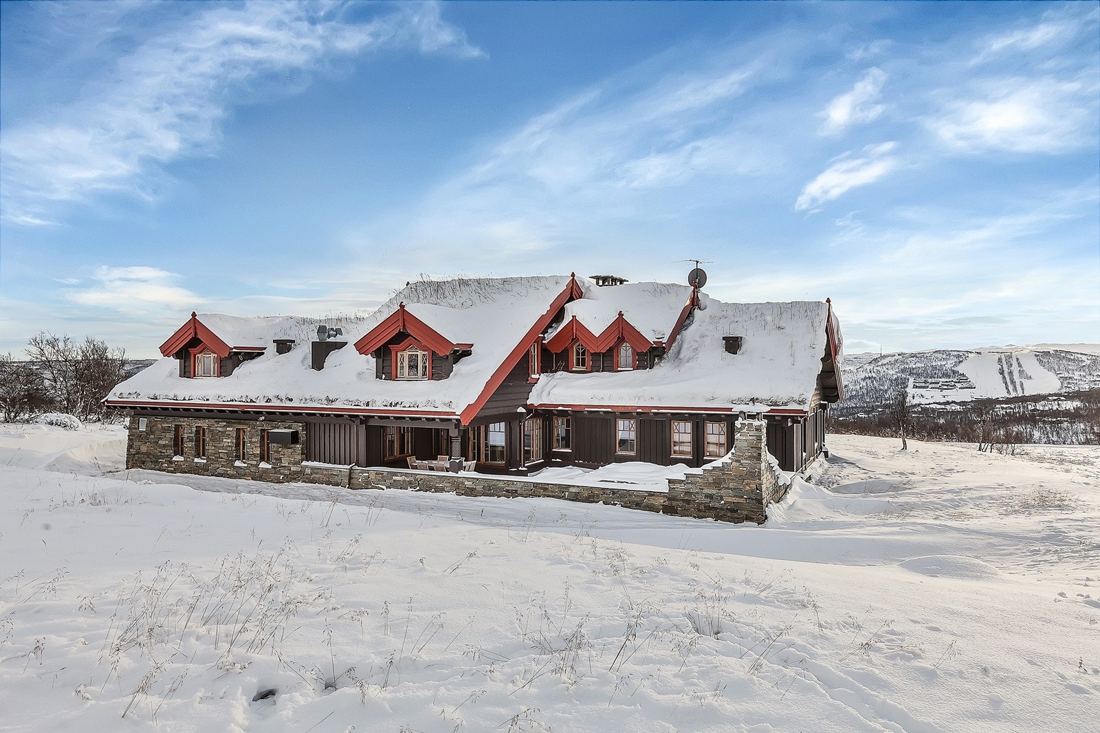 Boligen ligger solvendt til med meget gode sol- og utsiktsoforhold Galleribilde