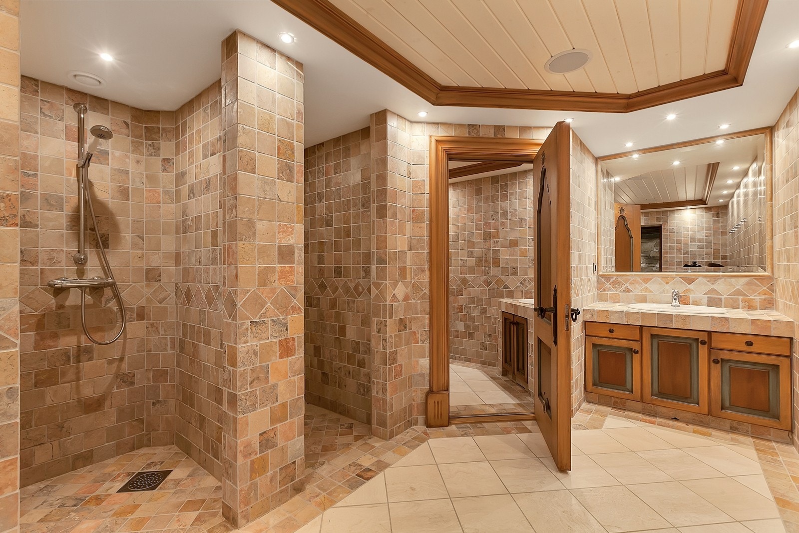 Egen velværeavdeling i underetasjen med flere dusjer m.m. Galleribilde