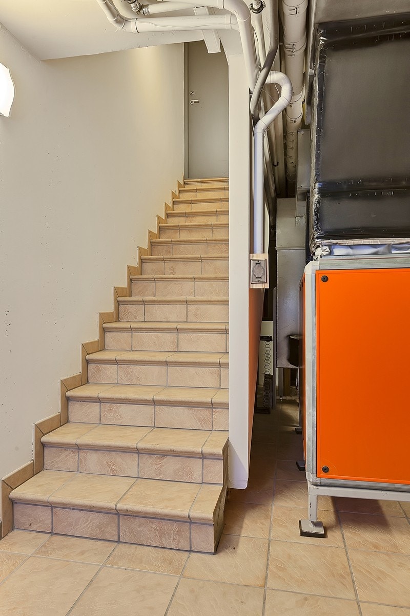 Tjenestetrapp via garasjen Galleribilde