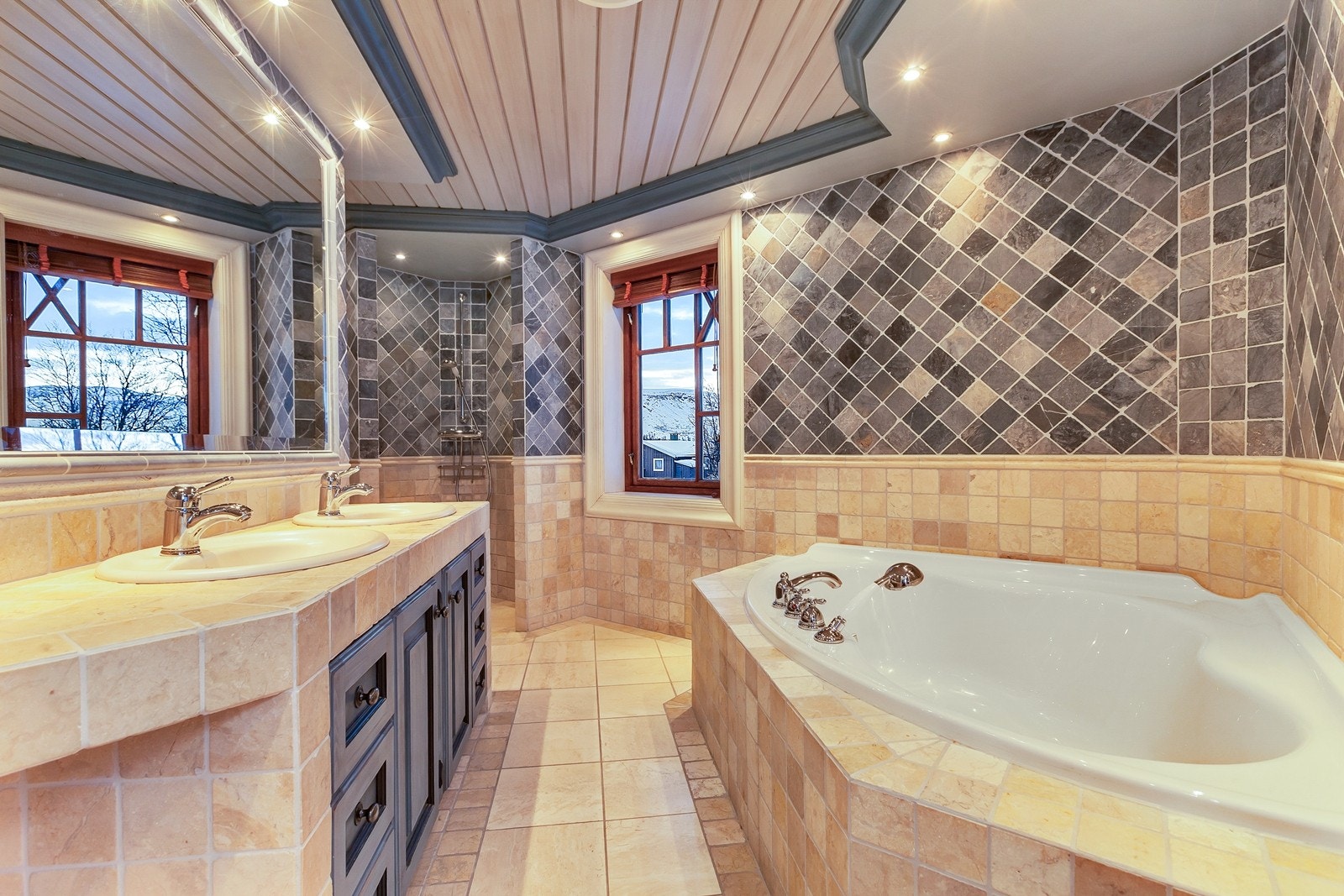 En-suite baderom i tilknytning til hovedsoverommet. Dobbelservant, dusj og boblebad Galleribilde