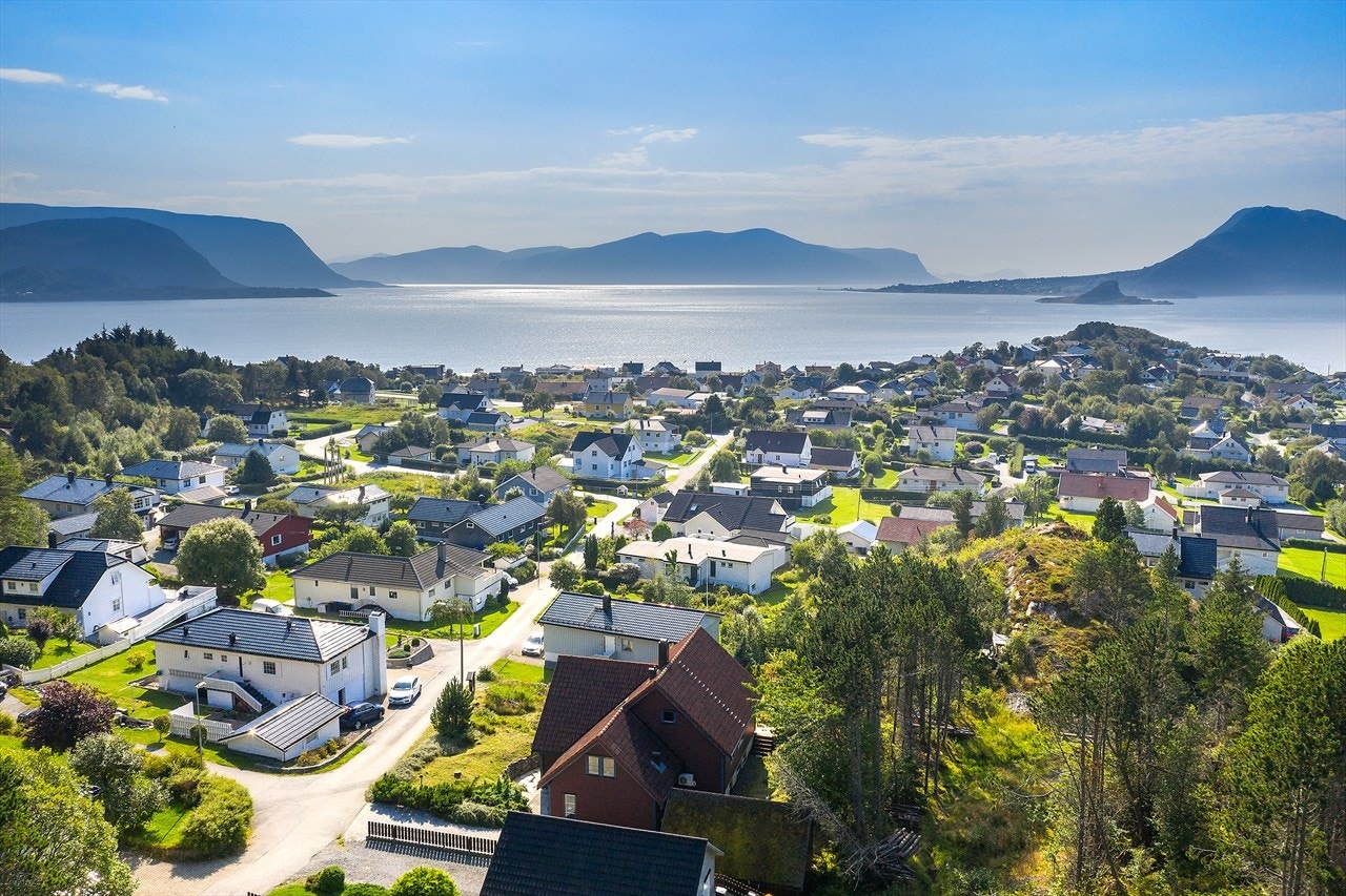 Fantastisk utsikt til fjord og fjell fra eiendommen Galleribilde