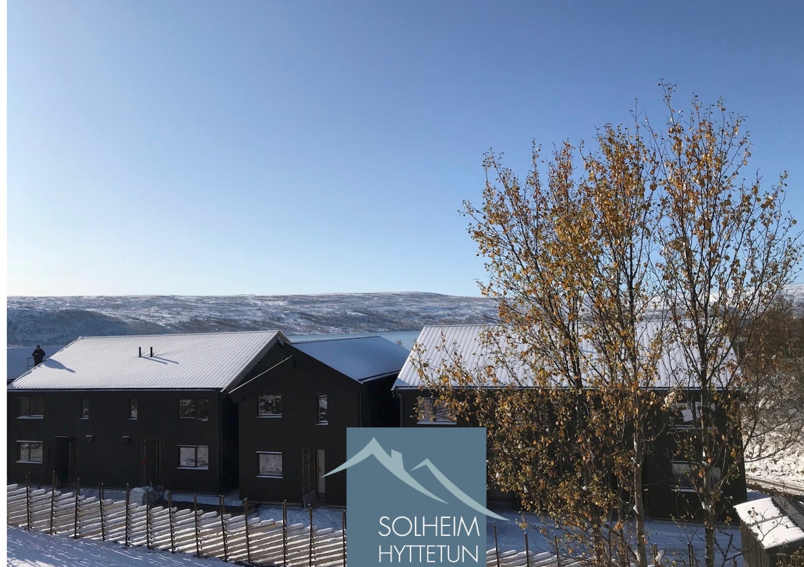 Moderne nostalgi med utsikt over fjell og vann Galleribilde