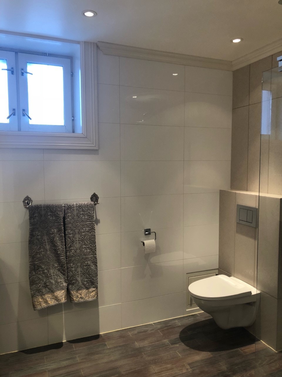 Stort bad med 2 vasker Galleribilde