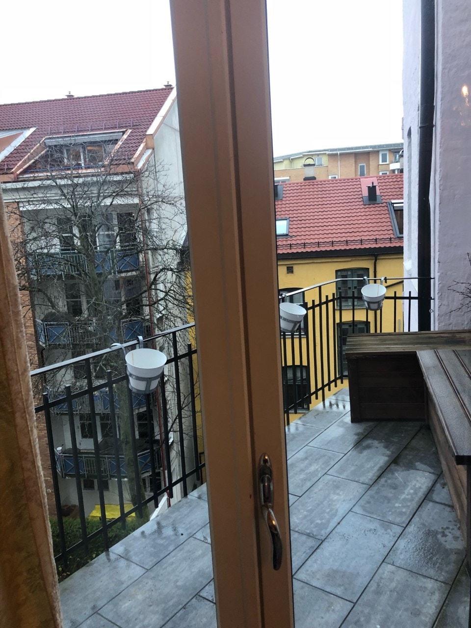 Balkong med utsikt inn i rolig bakgård Galleribilde