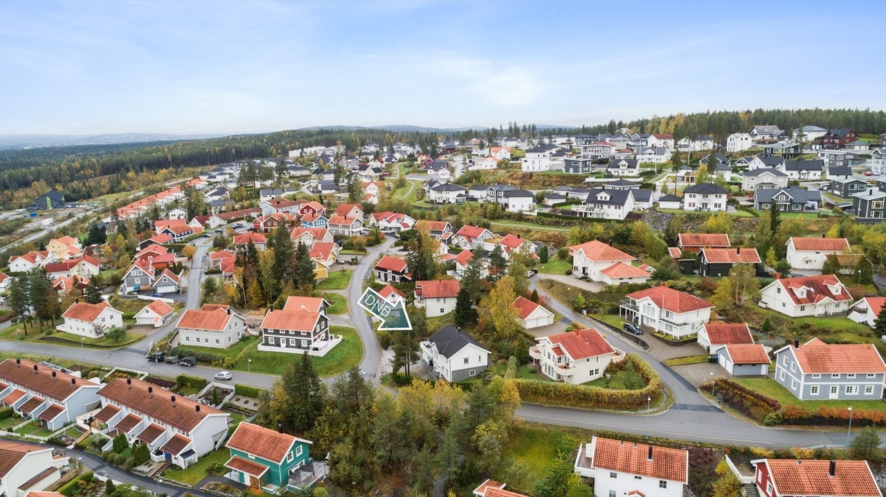 Eiendommen ligger i et naturskjønt, solrikt og barnevennlig boligområde på Neskollen i Nes. Galleribilde