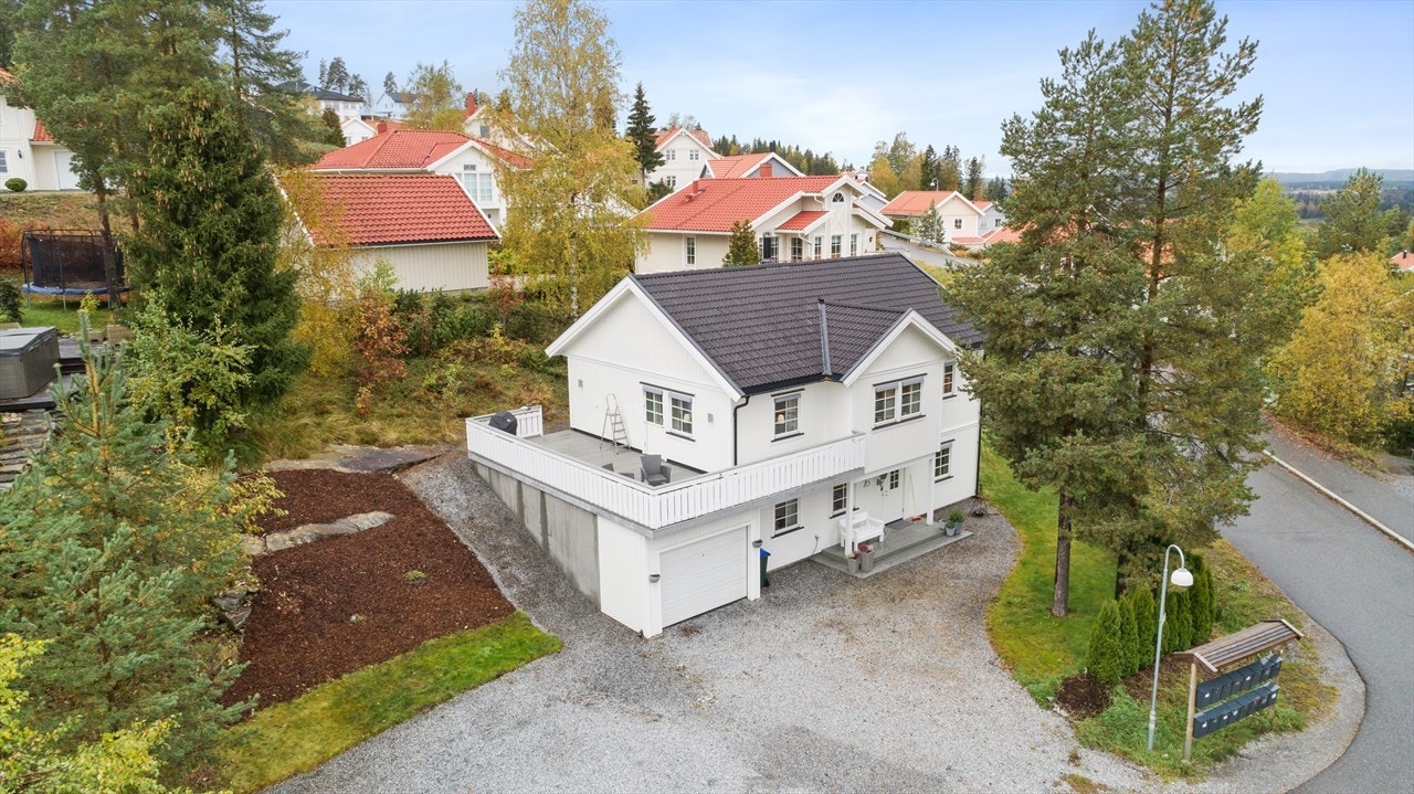 Dette er en innholdsrik og flott familiebolig fra 2014 med integrert garasje og stor terrasse. Fire soverom, to bad og to stuer! Galleribilde