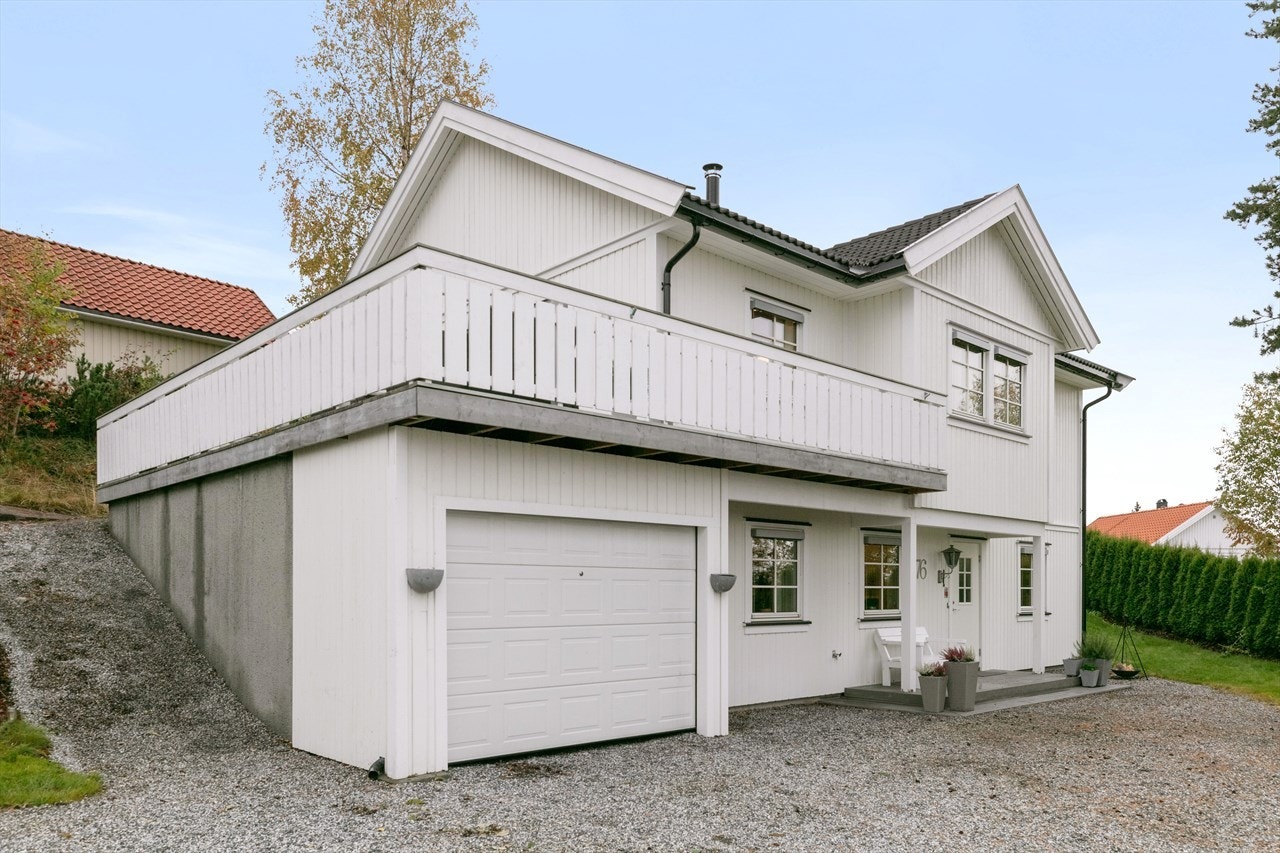 Eiendommen har parkering i garasje og et pent overbygd inngangsparti med muligheter for morgenkaffe i solen. Galleribilde
