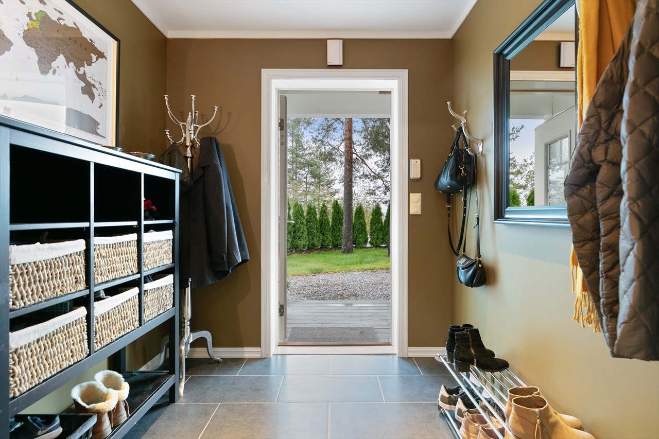 Entreen gir et flott førsteinntrykk av boligen med sorte gulvfliser, downlights, gulvvarme og veggflater i en harmonisk farge! Galleribilde