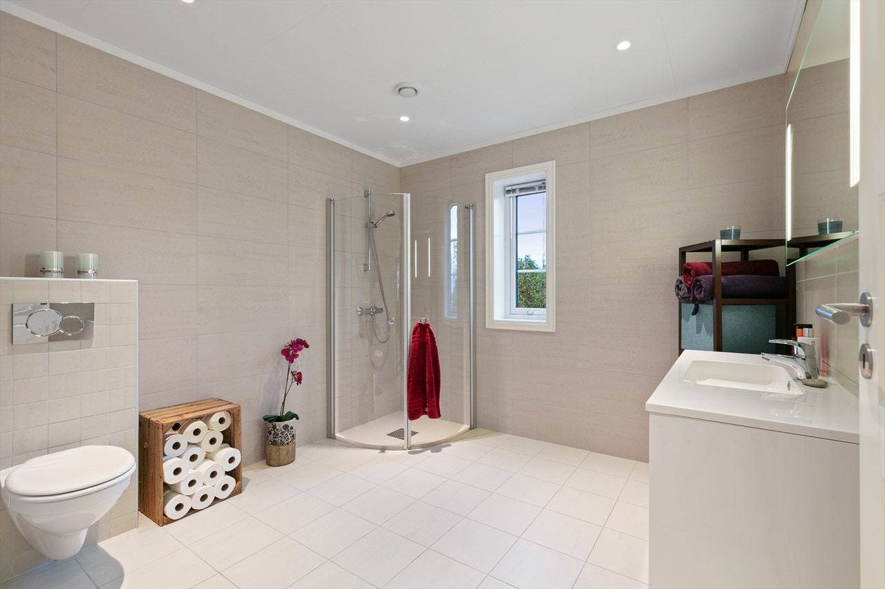 I andre etasje ligger et romslig bad som er holdt i samme lekre stil som badet i etasjen under. Galleribilde