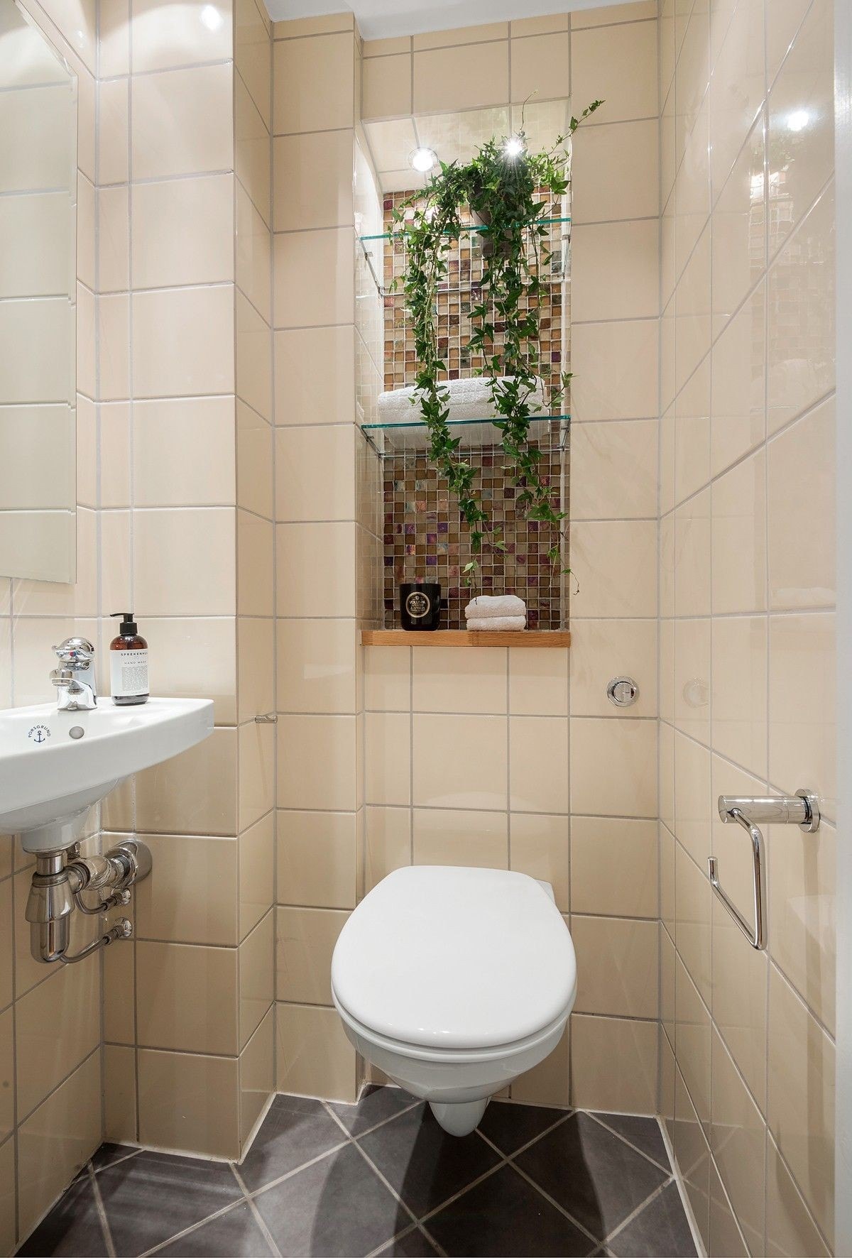 Separate toilet Galleribilde