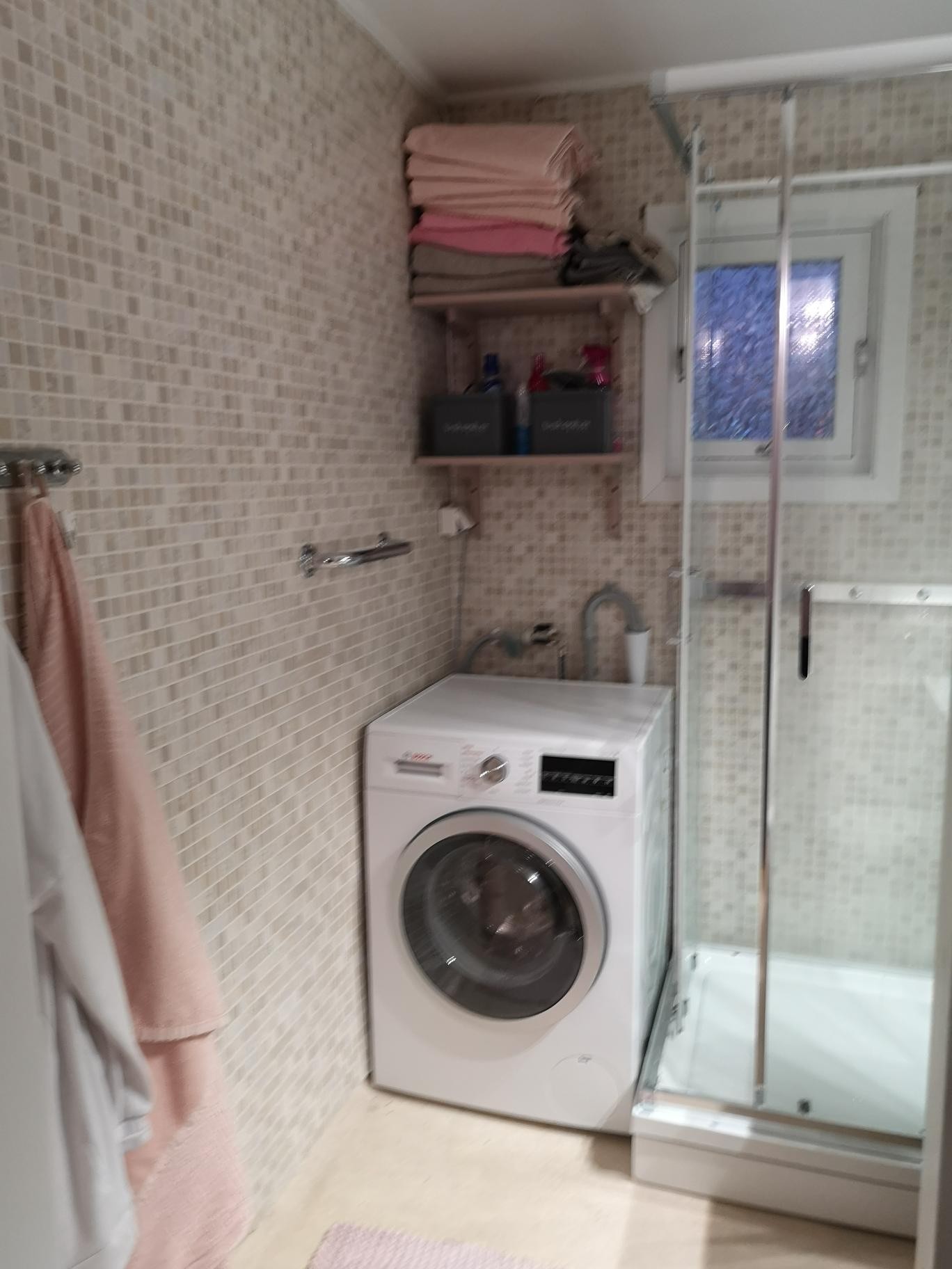 Bad med vaskemaskin Galleribilde