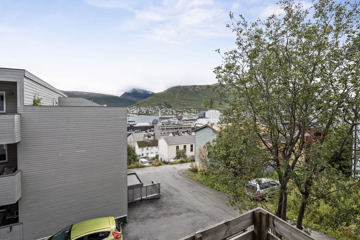 Flott utsikt mot bysentrum, fjellheisen og Fløya
