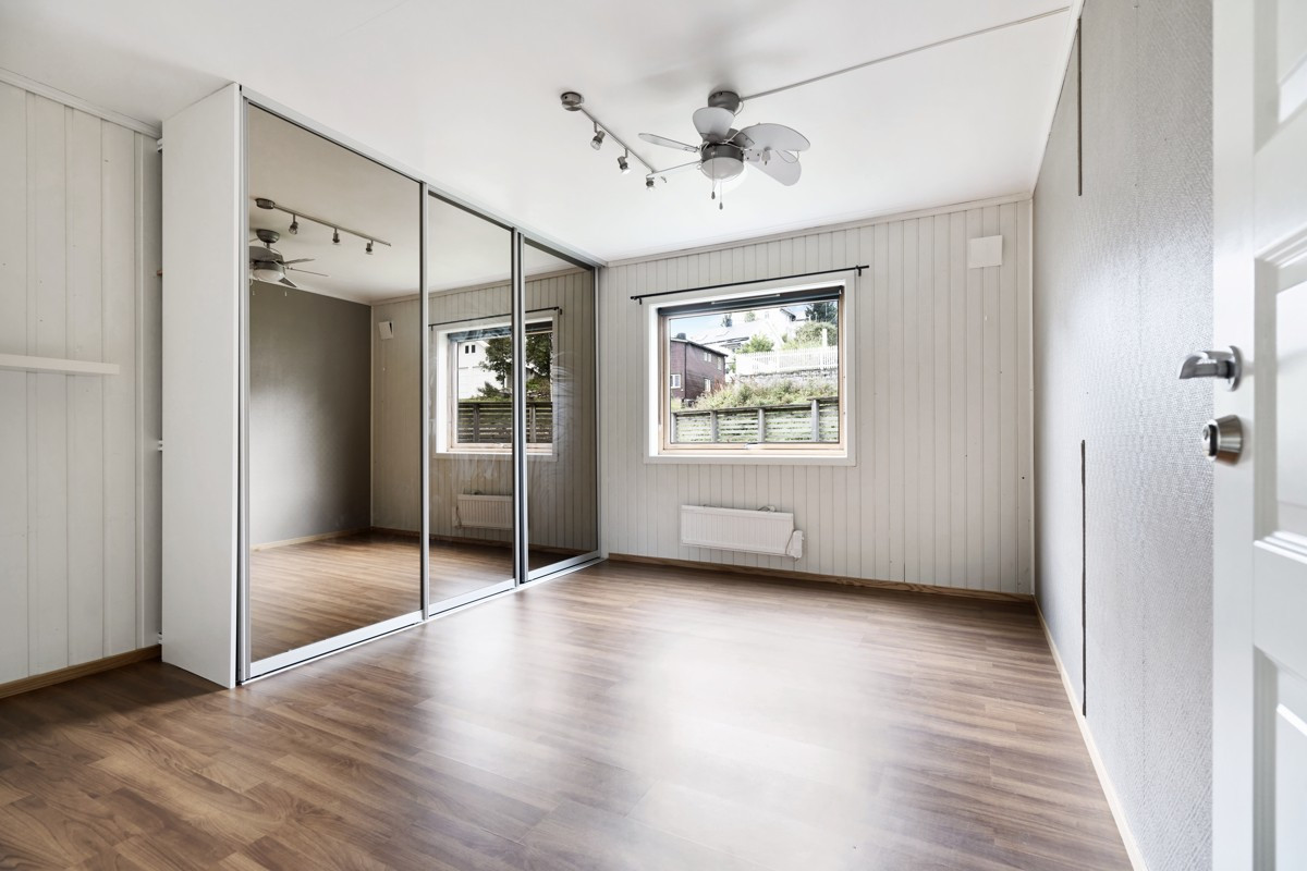 Hovedsoverom med romslig skyvedørsgarderobe med speil