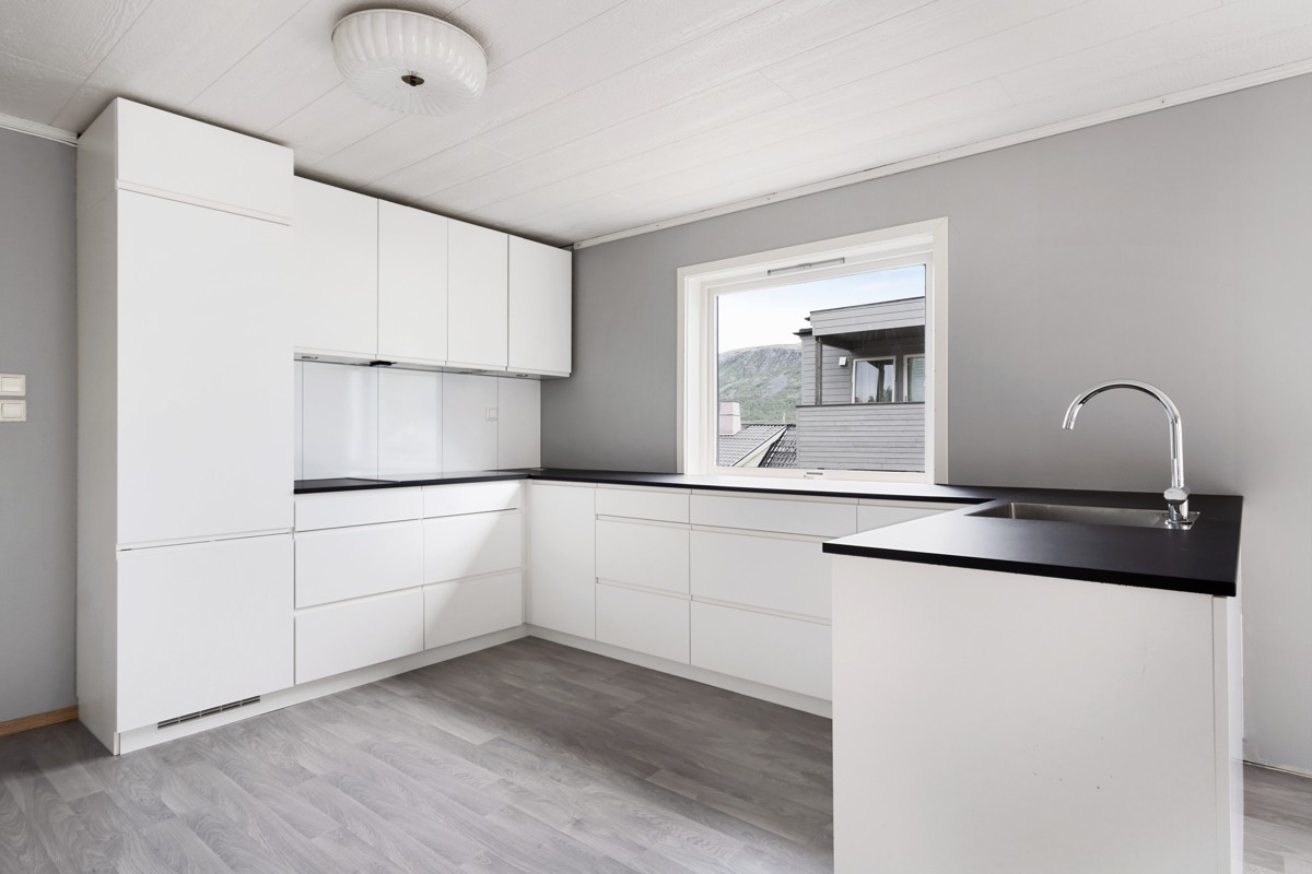 Kjøkken er nytt fra 2017 og er innredet med integrerte hvitevarer og kitchenboard over benk
