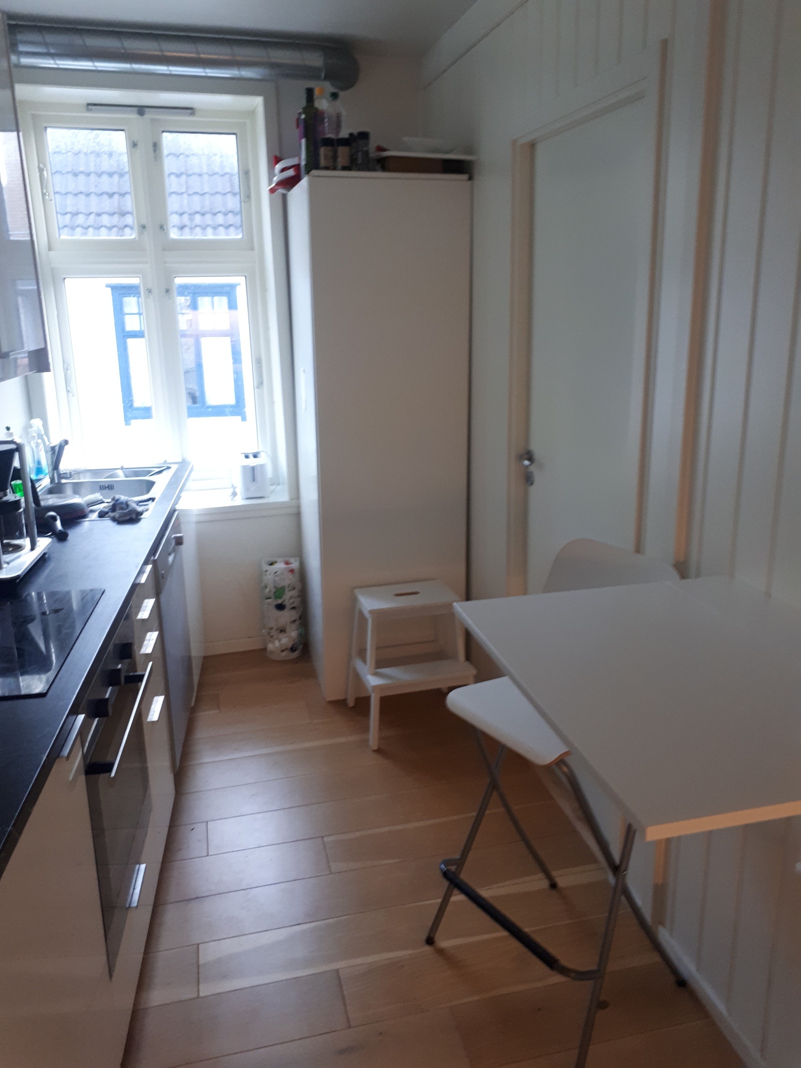 2 kjøkken fult utstyrt med hver sin oppvaskmaskin, kjøleskap, etc. Er i samme rom som stuen. Galleribilde