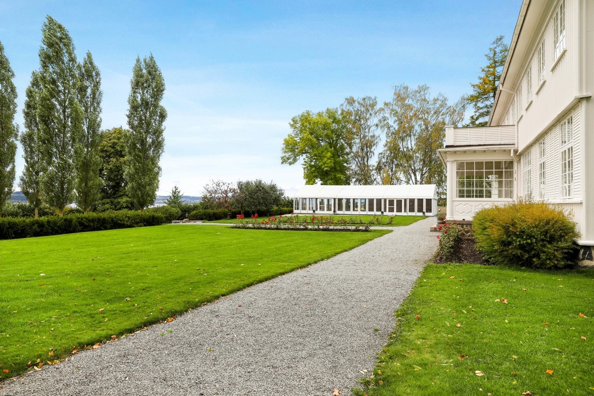 Hageanlegg med serveringslokale i bakgrunn Galleribilde