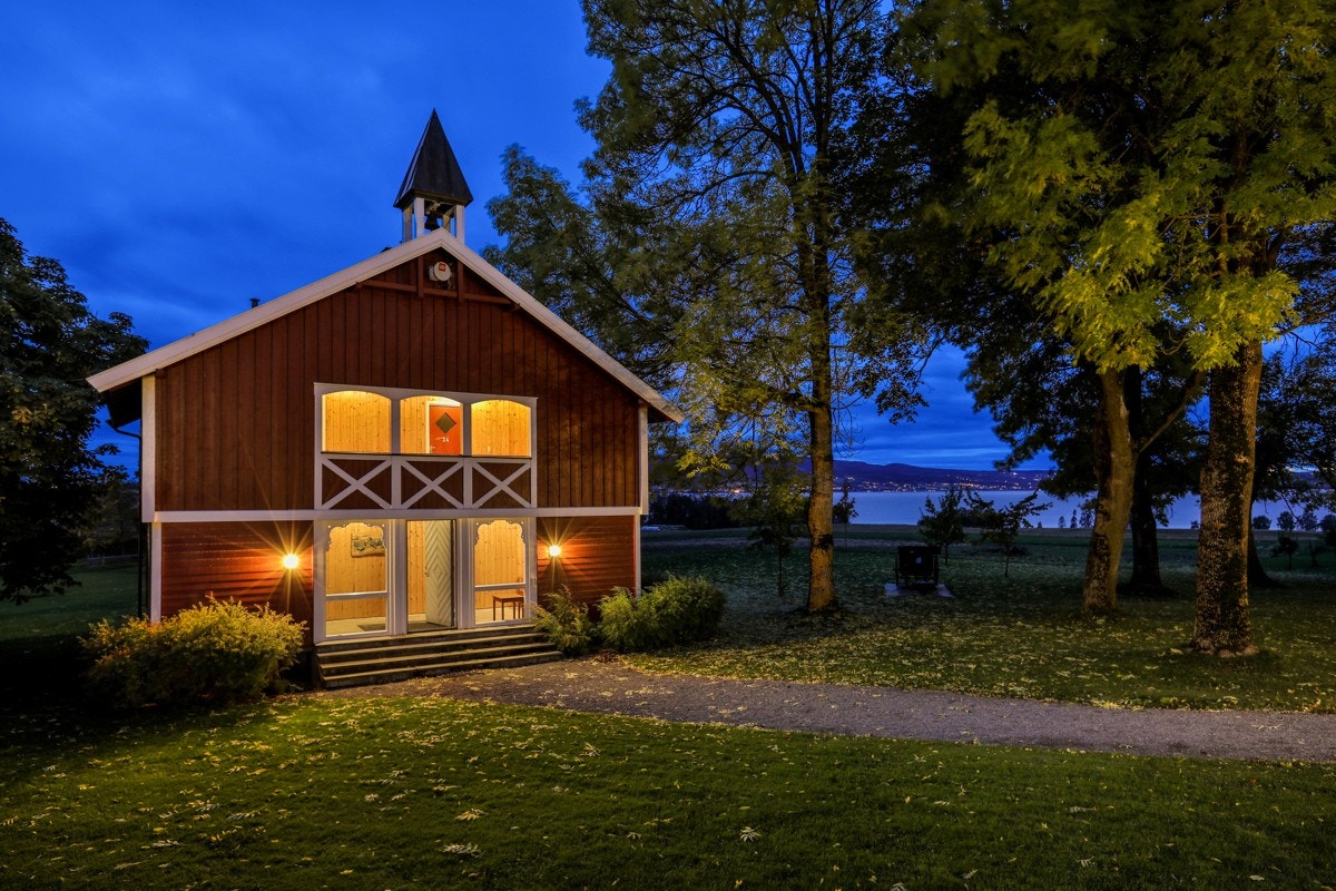Stabbur med Mjøsa i bakgrunnen Galleribilde
